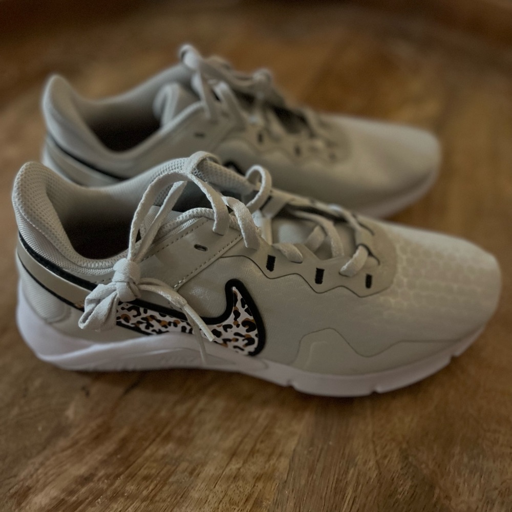 NEW Women’s Nike Legend Essential 2 size 7